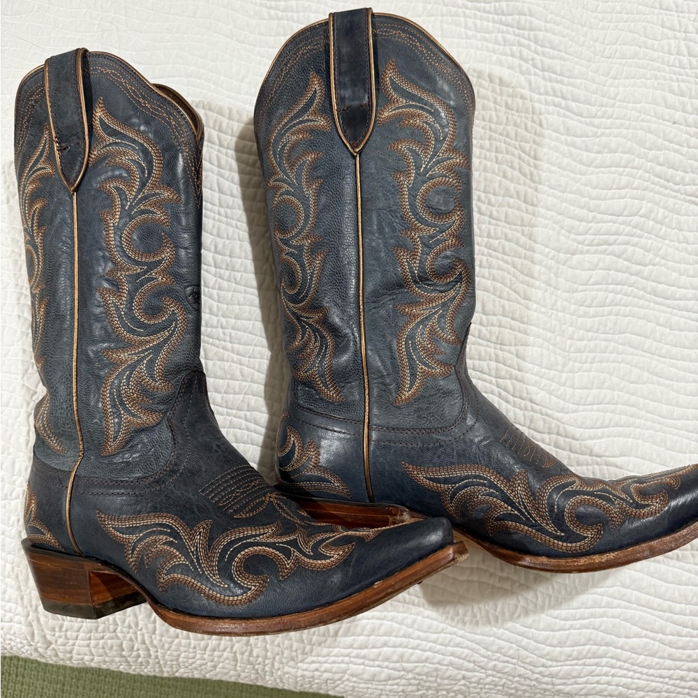 Ariat snip toe boots. Only worn once.